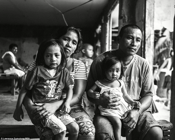 Mất nh&agrave; sau si&ecirc;u b&atilde;o, nhiều người Philippines phải sống chung với t&ugrave; nh&acirc;n 3