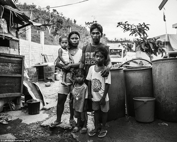 Mất nh&agrave; sau si&ecirc;u b&atilde;o, nhiều người Philippines phải sống chung với t&ugrave; nh&acirc;n 1
