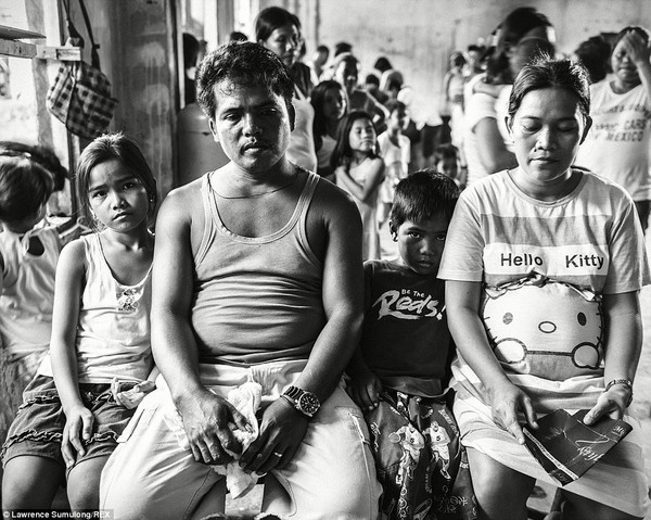 Mất nh&agrave; sau si&ecirc;u b&atilde;o, nhiều người Philippines phải sống chung với t&ugrave; nh&acirc;n 4