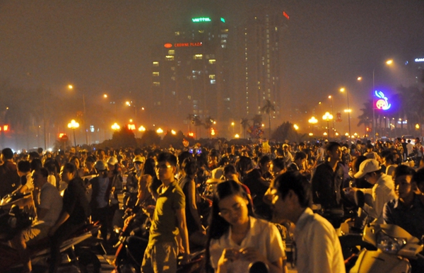 Chùm ảnh: Choáng trước biển người đông cứng khắp đường phố Hà Nội đêm 10/10 10