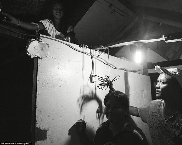 Mất nh&agrave; sau si&ecirc;u b&atilde;o, nhiều người Philippines phải sống chung với t&ugrave; nh&acirc;n 7