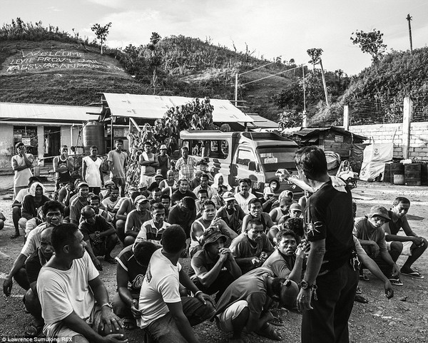 Mất nhà sau siêu bão, nhiều người Philippines phải sống chung với tù nhân 8