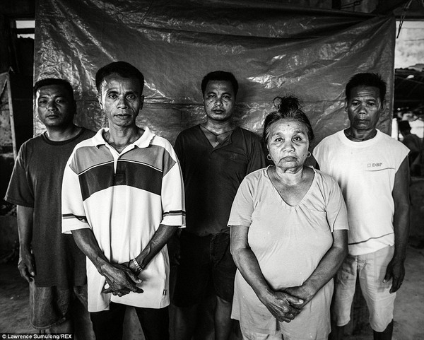 Mất nhà sau siêu bão, nhiều người Philippines phải sống chung với tù nhân 10