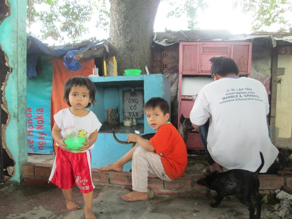 Cận cảnh gia đ&igrave;nh 34 năm sống trong nghĩa trang lớn nhất S&agrave;i G&ograve;n 5