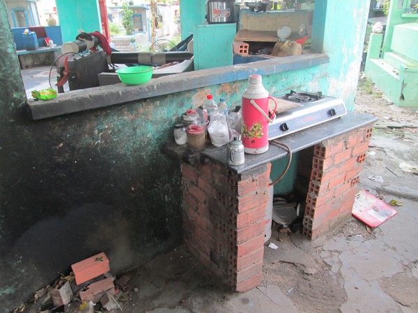 Cận cảnh gia đ&igrave;nh 34 năm sống trong nghĩa trang lớn nhất S&agrave;i G&ograve;n 9