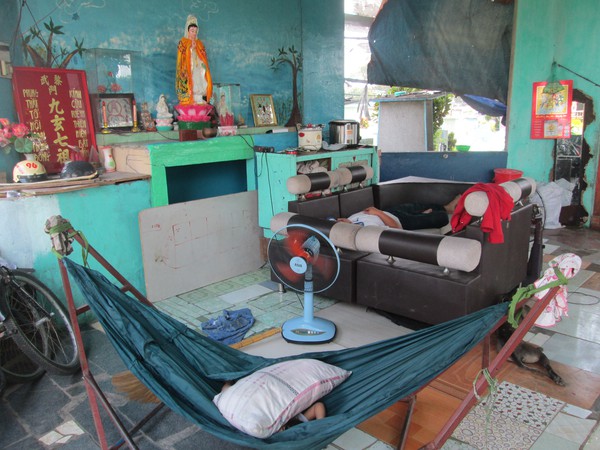 Cận cảnh gia đ&igrave;nh 34 năm sống trong nghĩa trang lớn nhất S&agrave;i G&ograve;n 7