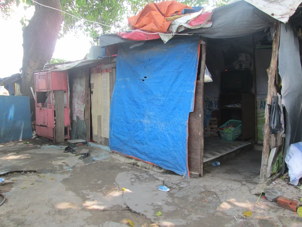 Cận cảnh gia đ&igrave;nh 34 năm sống trong nghĩa trang lớn nhất S&agrave;i G&ograve;n 8