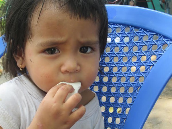 Cận cảnh gia đ&igrave;nh 34 năm sống trong nghĩa trang lớn nhất S&agrave;i G&ograve;n 10