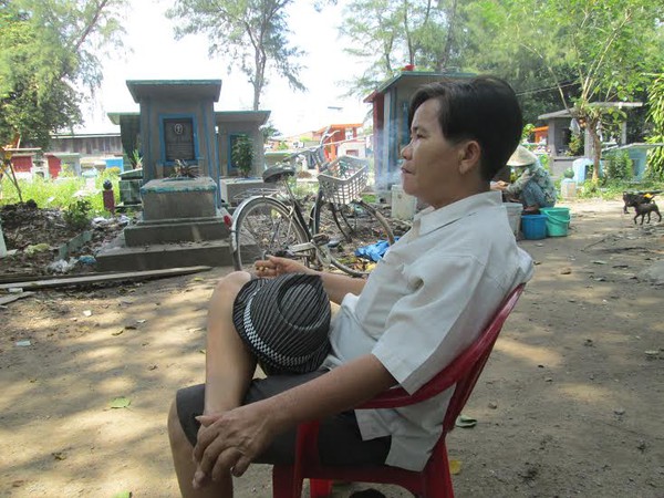 Cận cảnh gia đ&igrave;nh 34 năm sống trong nghĩa trang lớn nhất S&agrave;i G&ograve;n 11