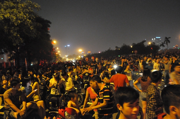 Chùm ảnh: Choáng trước biển người đông cứng khắp đường phố Hà Nội đêm 10/10 12
