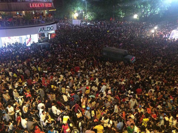 Chùm ảnh: Choáng trước biển người đông cứng khắp đường phố Hà Nội đêm 10/10 4