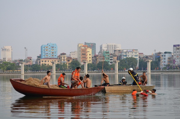 H&agrave; Nội: Cảnh s&aacute;t thả lưới t&igrave;m nạn nh&acirc;n đuối nước 1