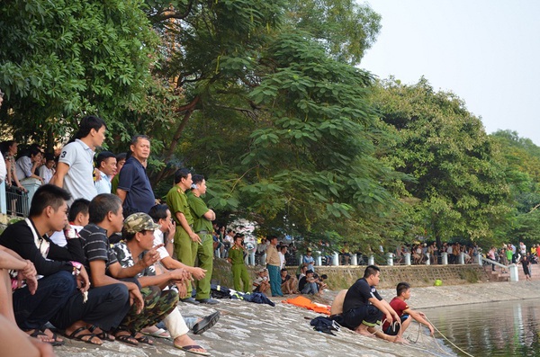 H&agrave; Nội: Cảnh s&aacute;t thả lưới t&igrave;m nạn nh&acirc;n đuối nước 2