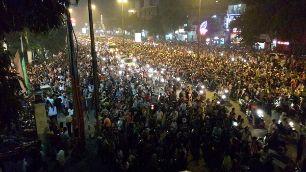 Chùm ảnh: Choáng trước biển người đông cứng khắp đường phố Hà Nội đêm 10/10 15