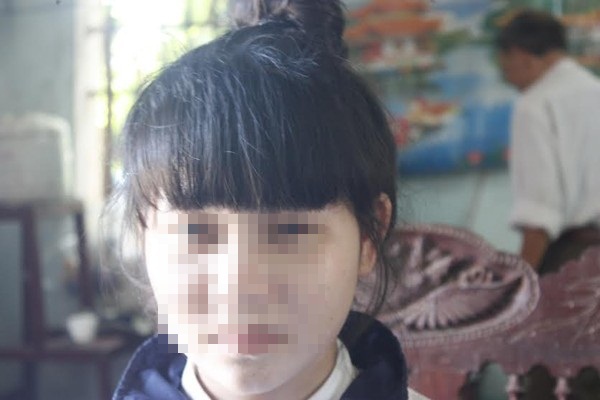 Nghệ An: Mâu thuẫn trên facebook, nữ sinh lớp 12 bị đánh hội đồng 2