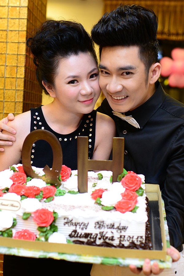 Quang Hà tình tứ người yêu trong sinh nhật 2