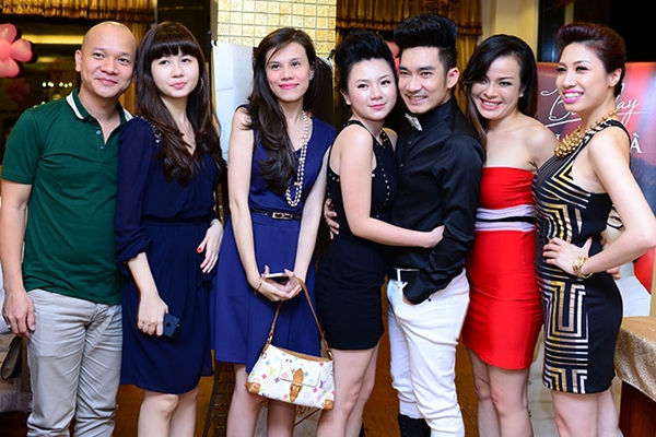Quang Hà tình tứ người yêu trong sinh nhật 4