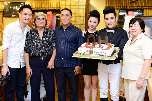 Quang Hà tình tứ người yêu trong sinh nhật 3