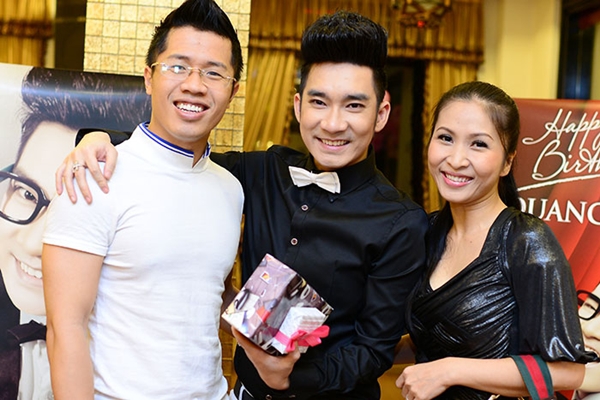 Quang Hà tình tứ người yêu trong sinh nhật 8