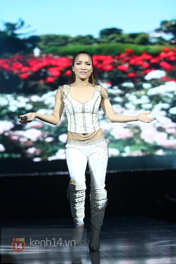 Hồ Ngọc Hà dắt tay Hồ Quỳnh Hương đi... catwalk 22