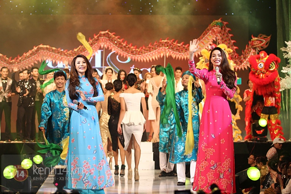 Hồ Ngọc Hà dắt tay Hồ Quỳnh Hương đi... catwalk 8