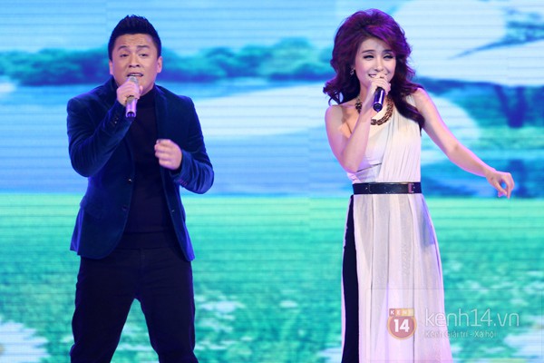 Hồ Ngọc Hà dắt tay Hồ Quỳnh Hương đi... catwalk 13