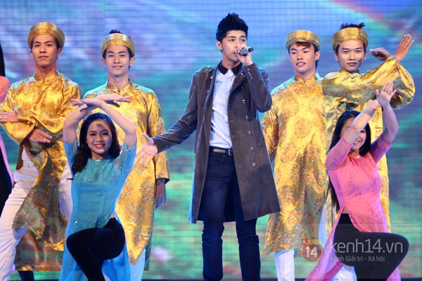 Hồ Ngọc Hà dắt tay Hồ Quỳnh Hương đi... catwalk 17