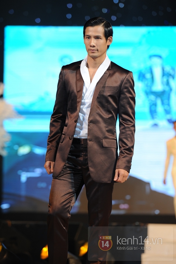 Hồ Ngọc Hà dắt tay Hồ Quỳnh Hương đi... catwalk 32