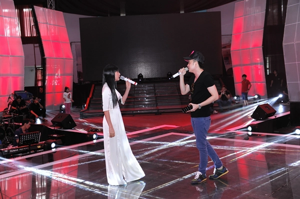Thanh Thúy được chồng "hộ tống" đi tập 4