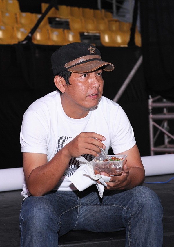 Thanh Thúy được chồng "hộ tống" đi tập 2
