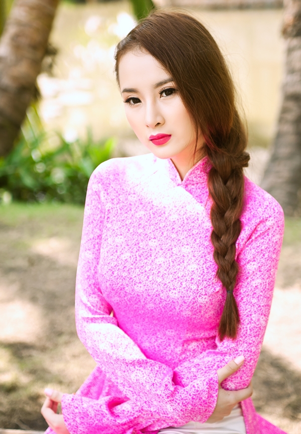 Angela Phương Trinh đọ sắc cùng Hương Giang Idol 11