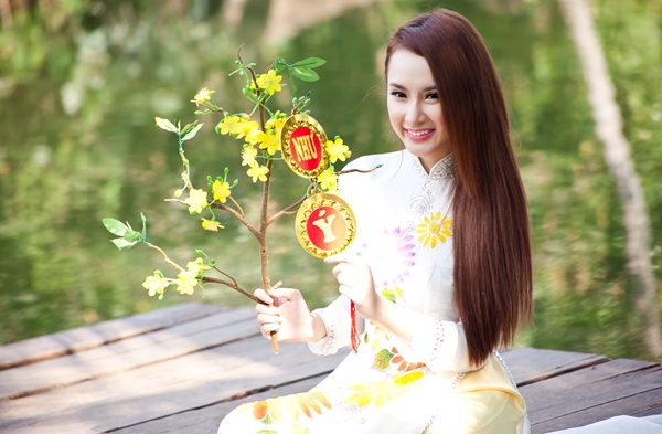 Angela Phương Trinh đọ sắc cùng Hương Giang Idol 17