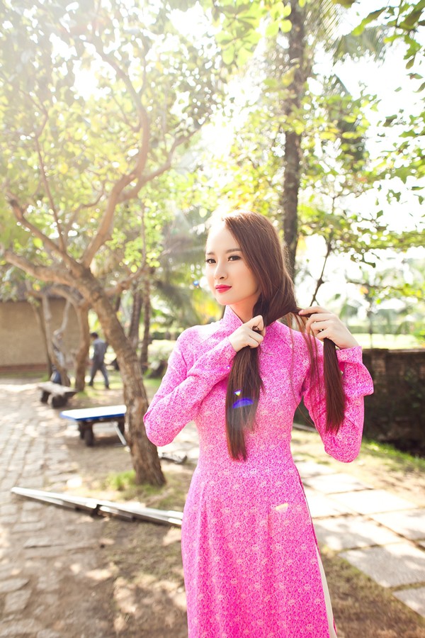 Angela Phương Trinh đọ sắc cùng Hương Giang Idol 8