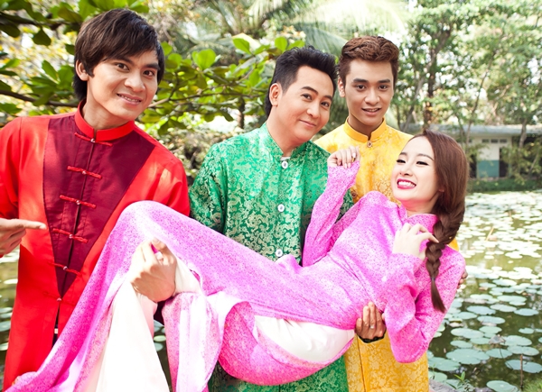 Angela Phương Trinh đọ sắc cùng Hương Giang Idol 12