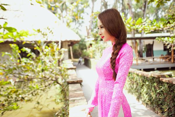 Angela Phương Trinh đọ sắc cùng Hương Giang Idol 10