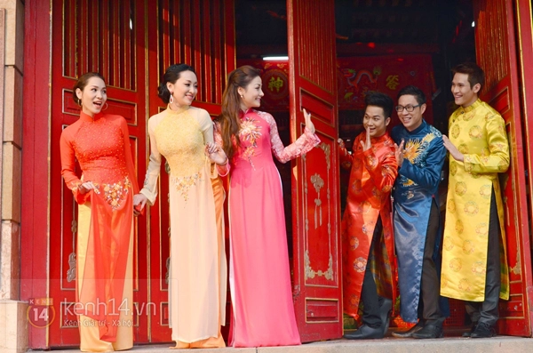 D&agrave;n sao Việt th&acirc;n thiết diện &aacute;o d&agrave;i du xu&acirc;n 3