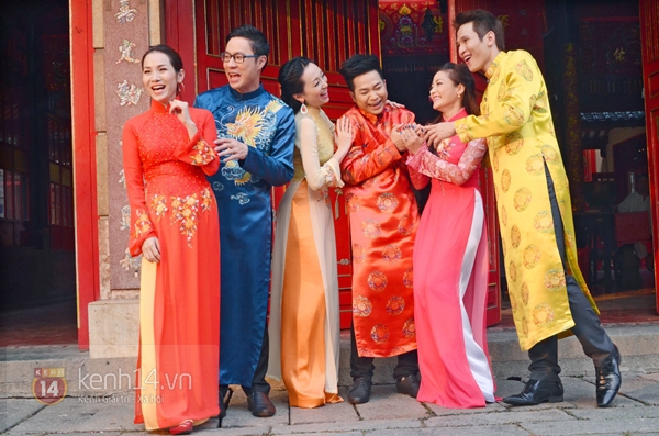 D&agrave;n sao Việt th&acirc;n thiết diện &aacute;o d&agrave;i du xu&acirc;n 8