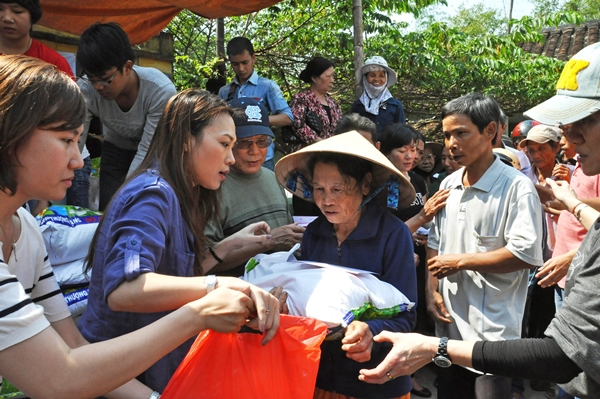 Mỹ T&acirc;m đội nắng đi từ thiện cuối năm 14