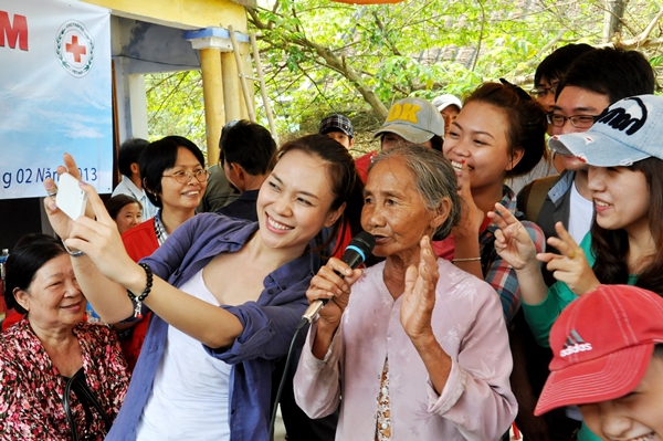 Mỹ T&acirc;m đội nắng đi từ thiện cuối năm 3