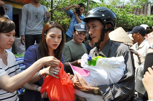 Mỹ T&acirc;m đội nắng đi từ thiện cuối năm 16