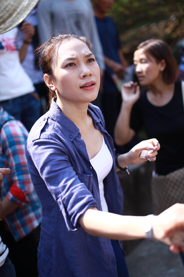 Mỹ T&acirc;m đội nắng đi từ thiện cuối năm 6