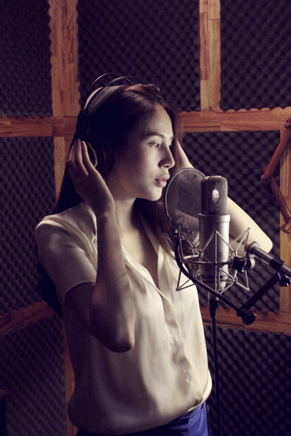 Thủy Ti&ecirc;n xinh đẹp v&agrave;o ph&ograve;ng thu c&ugrave;ng V.Music 5