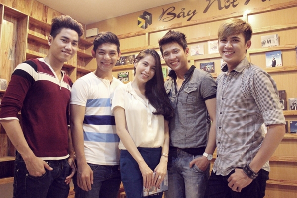 Thủy Ti&ecirc;n xinh đẹp v&agrave;o ph&ograve;ng thu c&ugrave;ng V.Music 1