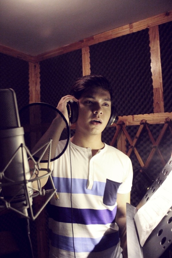 Thủy Ti&ecirc;n xinh đẹp v&agrave;o ph&ograve;ng thu c&ugrave;ng V.Music 13