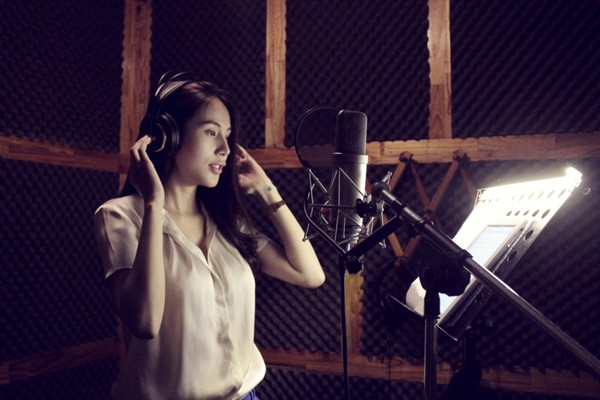 Thủy Ti&ecirc;n xinh đẹp v&agrave;o ph&ograve;ng thu c&ugrave;ng V.Music 6