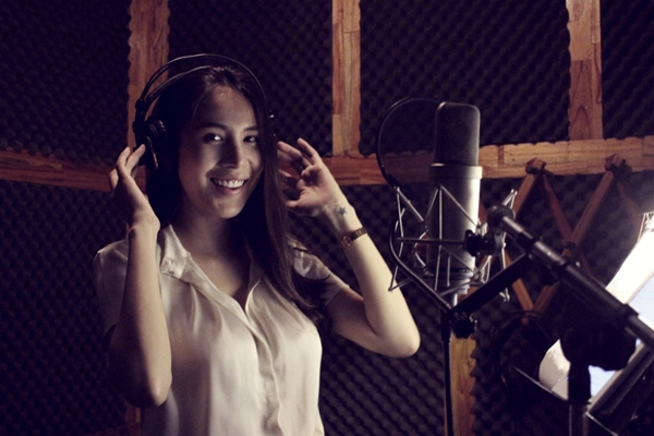 Thủy Ti&ecirc;n xinh đẹp v&agrave;o ph&ograve;ng thu c&ugrave;ng V.Music 7