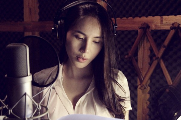 Thủy Ti&ecirc;n xinh đẹp v&agrave;o ph&ograve;ng thu c&ugrave;ng V.Music 8