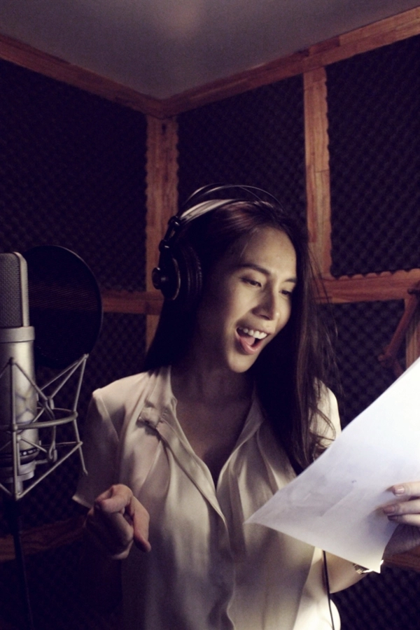 Thủy Ti&ecirc;n xinh đẹp v&agrave;o ph&ograve;ng thu c&ugrave;ng V.Music 9