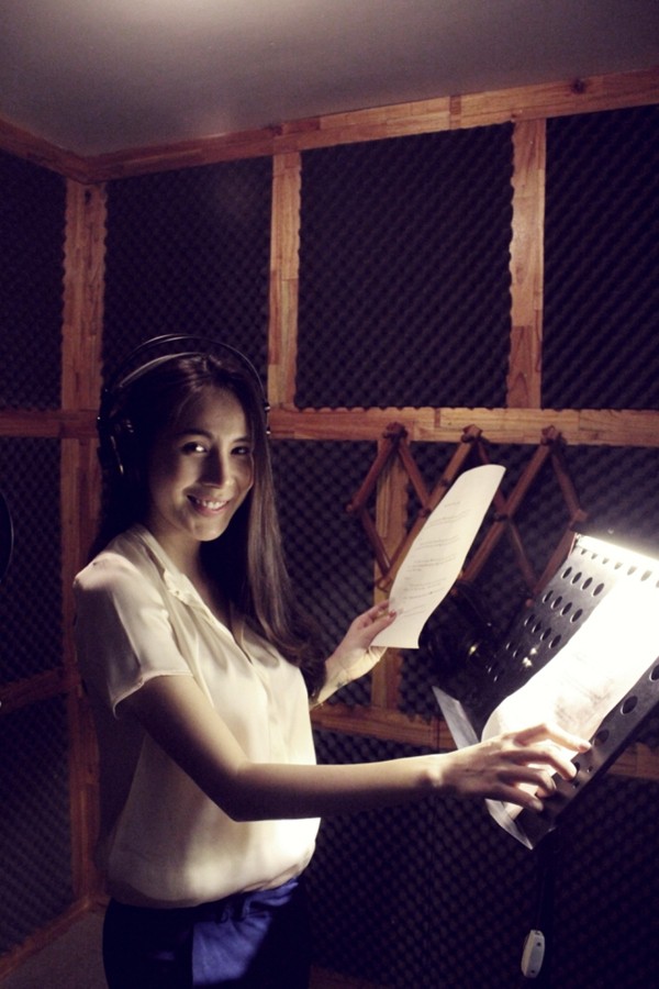 Thủy Ti&ecirc;n xinh đẹp v&agrave;o ph&ograve;ng thu c&ugrave;ng V.Music 10