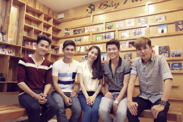 Thủy Ti&ecirc;n xinh đẹp v&agrave;o ph&ograve;ng thu c&ugrave;ng V.Music 2